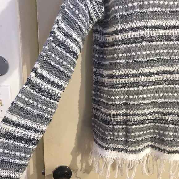 Grey and white striped sweater with fringes - Picture 3 of 6
